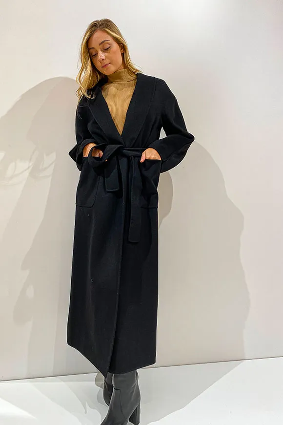 -cappotto nero con cintura