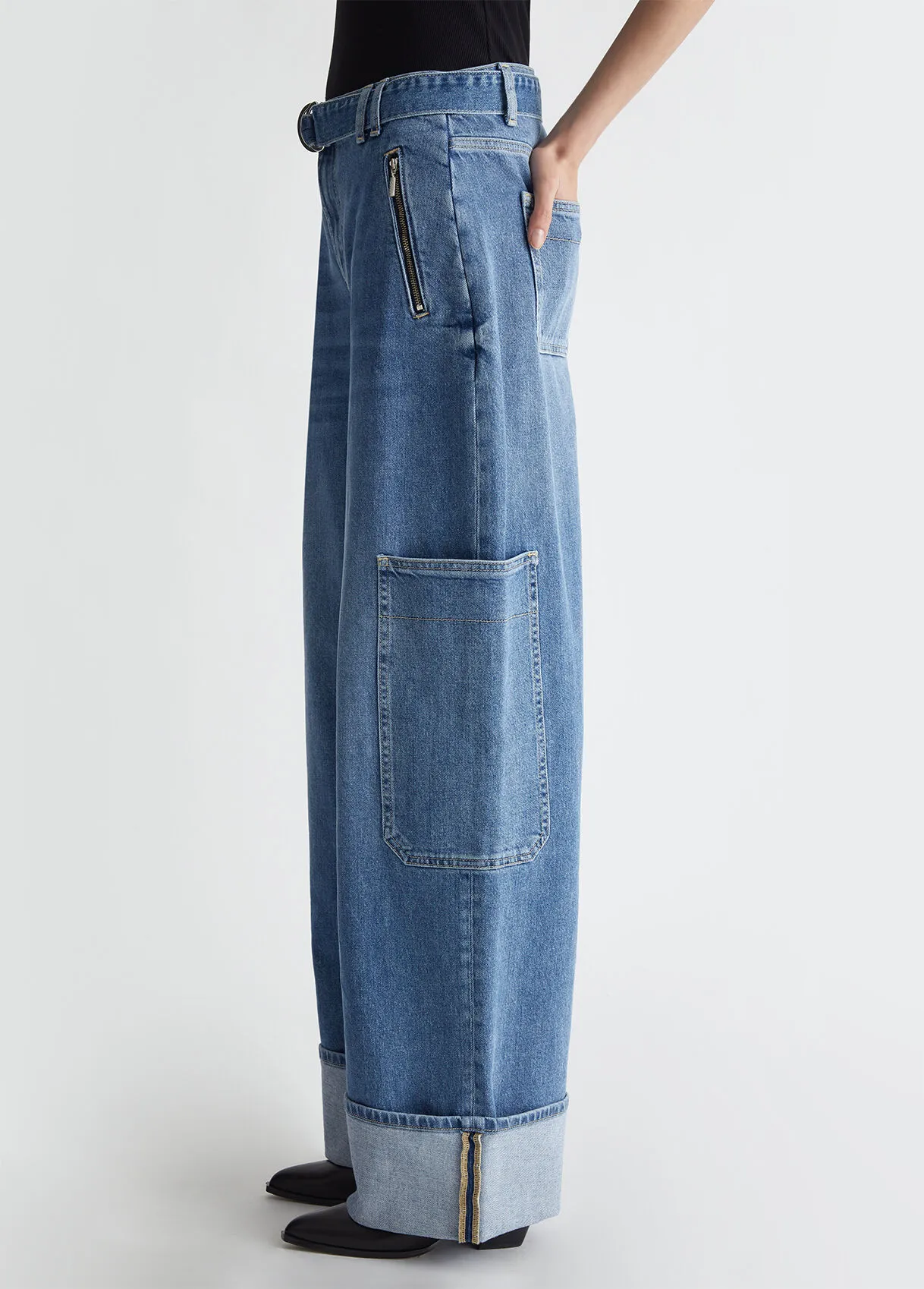 Jeans cargo flare con cintura