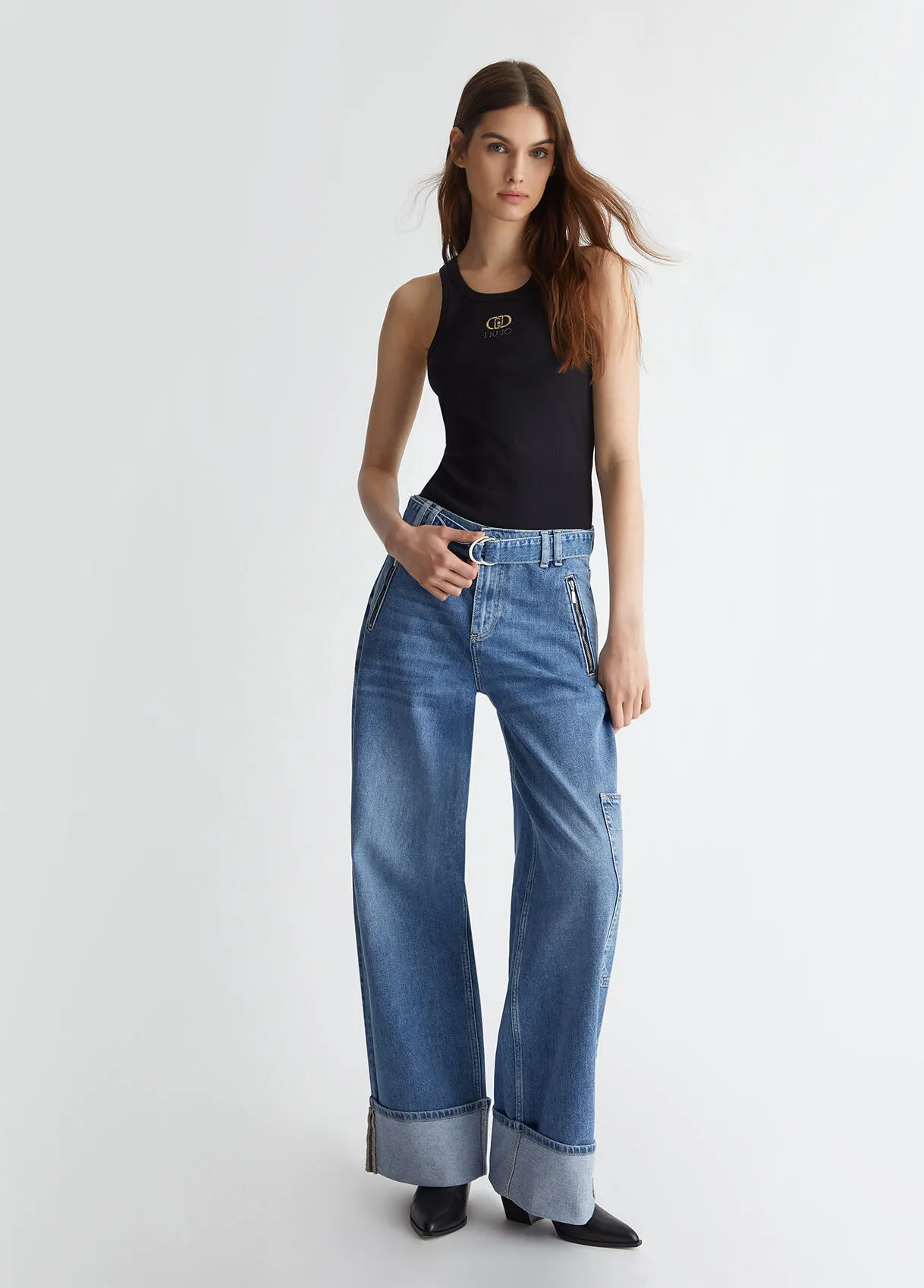 Jeans cargo flare con cintura