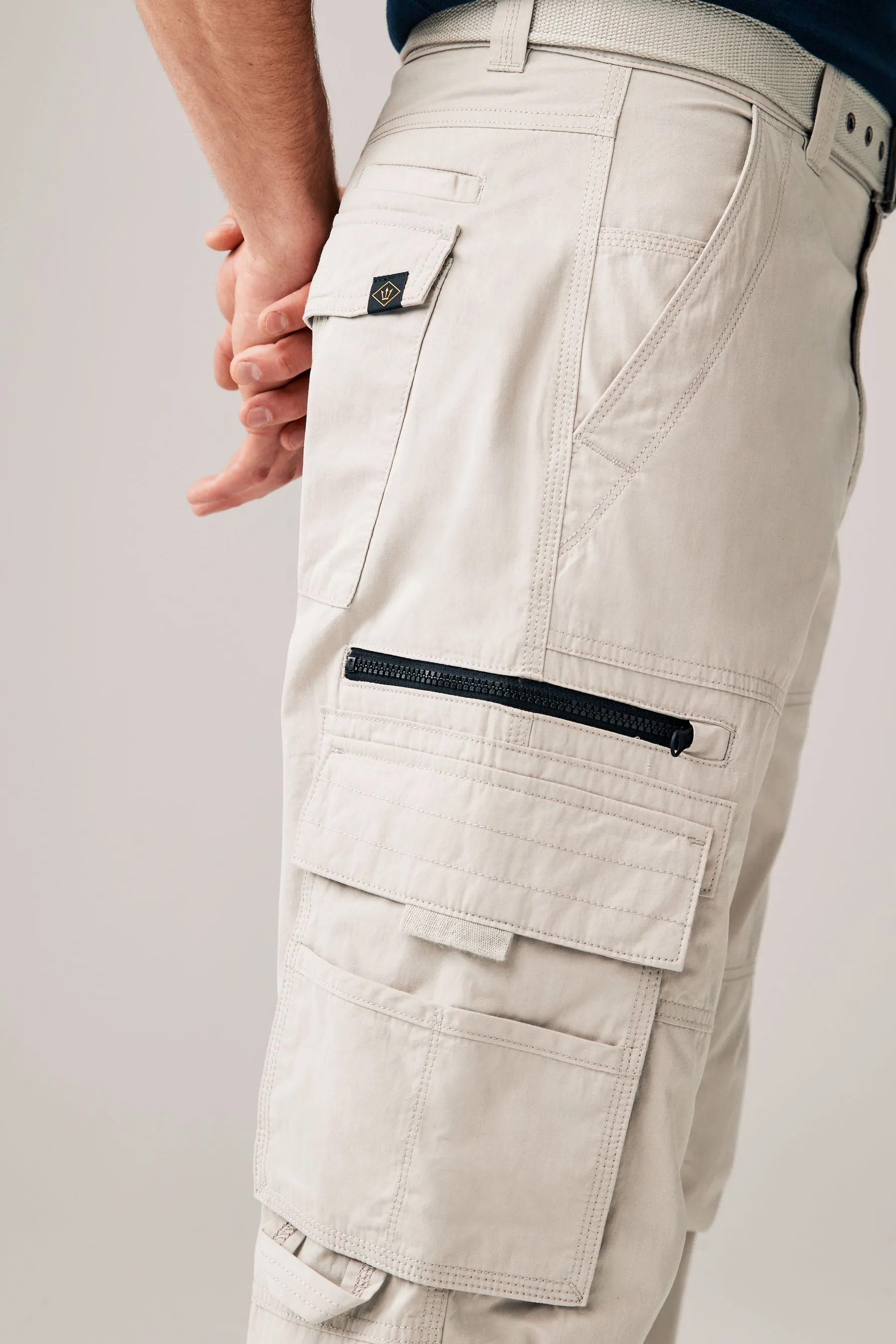 Pantaloni cargo tecnologici con cintura    